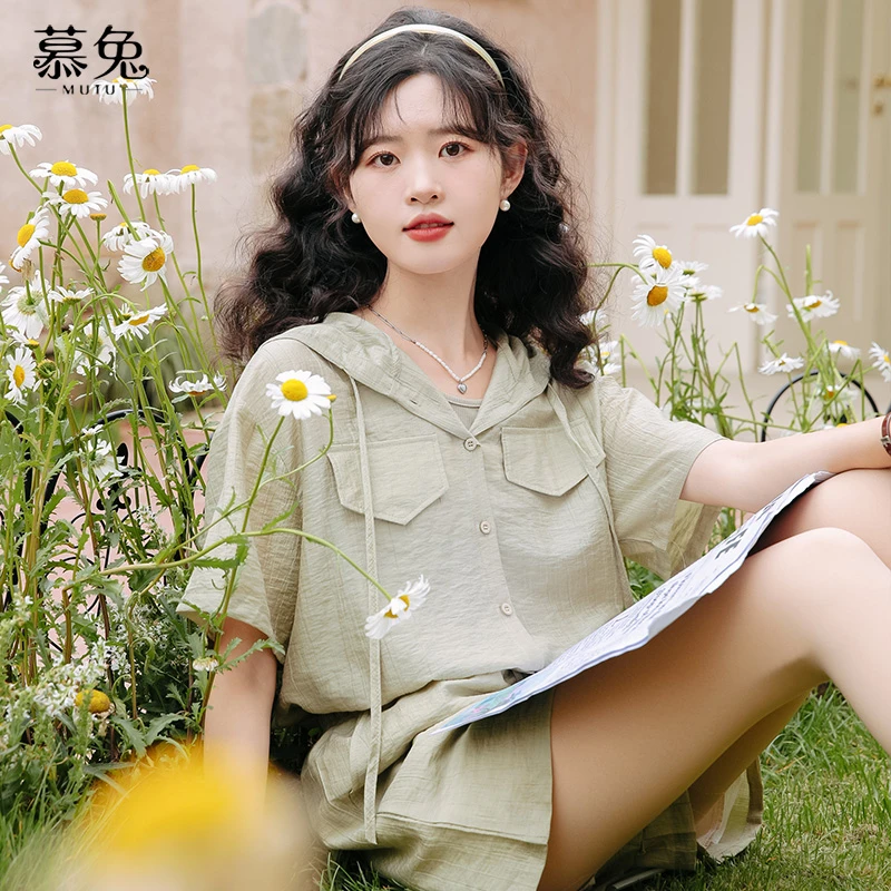 慕兔小个子网红休闲运动套装女夏季2024年新款上衣短裤吊带三件套