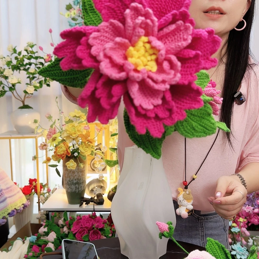手工钩织牡丹花束
