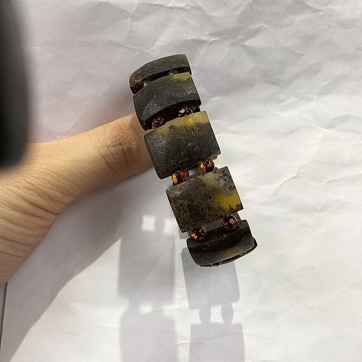 琥珀未镶嵌颈饰多人