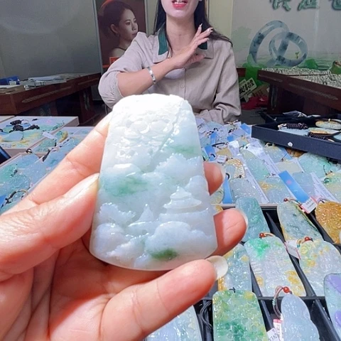 翡翠未镶嵌颈饰一个