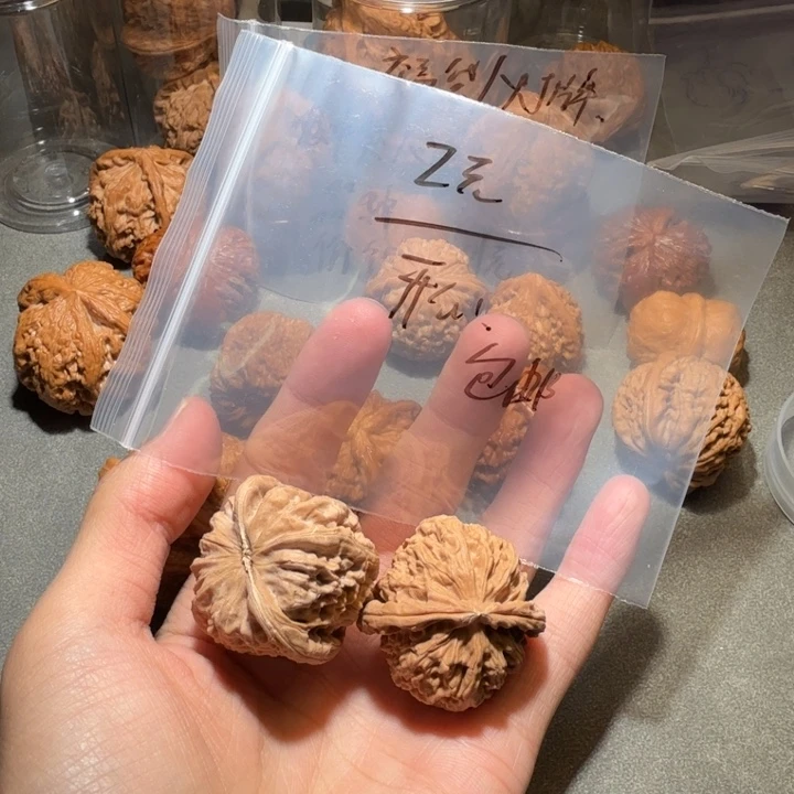 开***哇吊坠文玩核桃白狮子