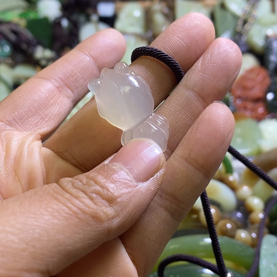 左***…岫玉未镶嵌挂件一个