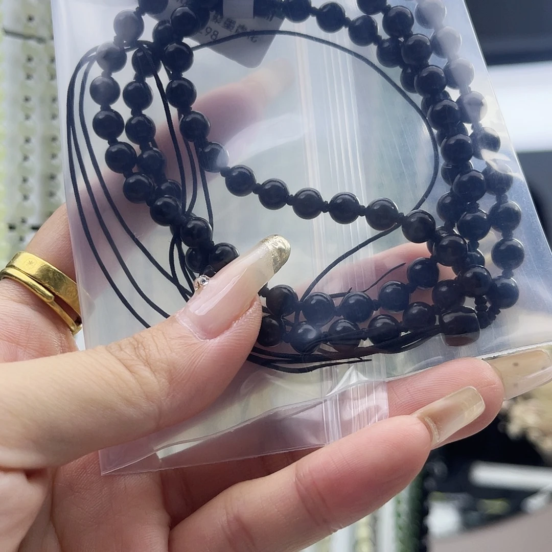 刘***岩和田玉未镶嵌颈饰