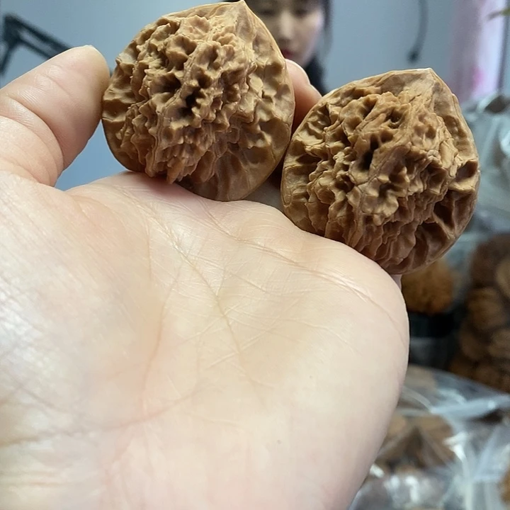文玩核桃把件43红皮乾隆纹油