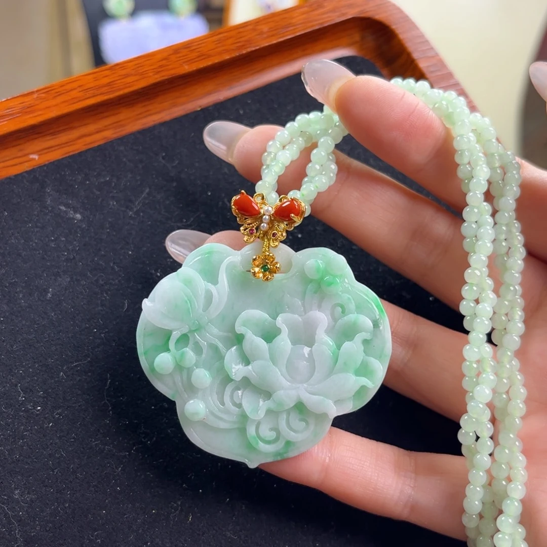 翡翠未镶嵌颈饰如意锁