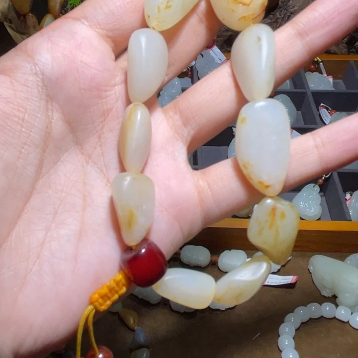 陈***哈和田玉未镶嵌手链