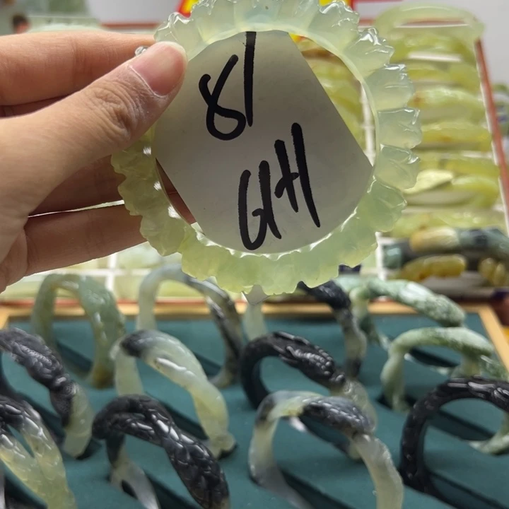 小***希蛇纹石玉未镶嵌手镯