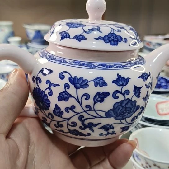 景德镇陶瓷缠枝茶壶