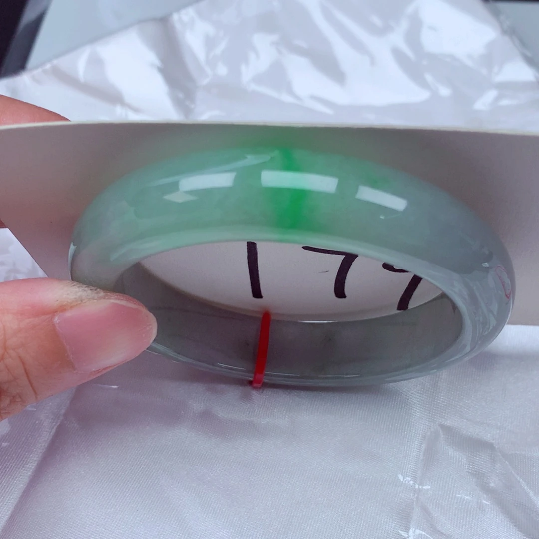 翡翠手镯未镶嵌翡翠