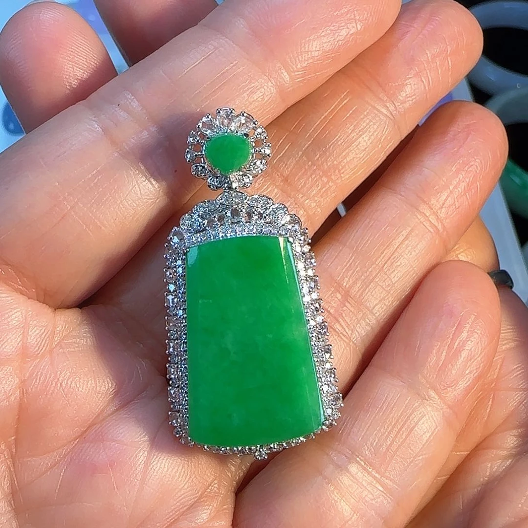 翡翠颈饰18K金镶嵌方牌