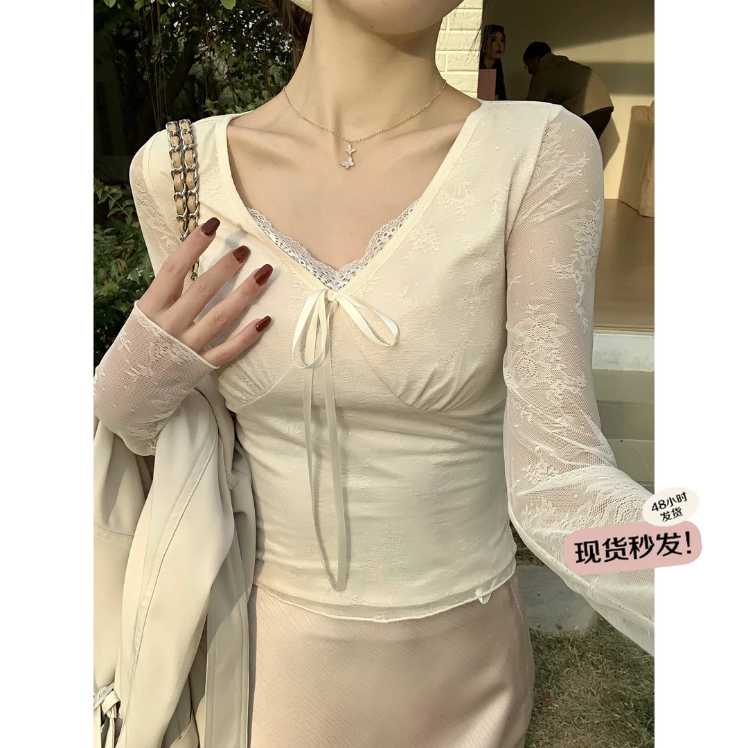 万万-清清【俏皮蕾丝】早春新款设计感蝴蝶结蕾丝衫缎面半裙两件套