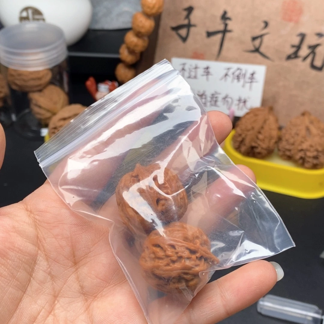 文玩核桃把件秋子手捻一对