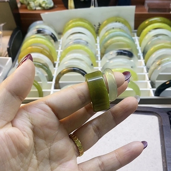 蛇纹石玉手镯未镶嵌乐*