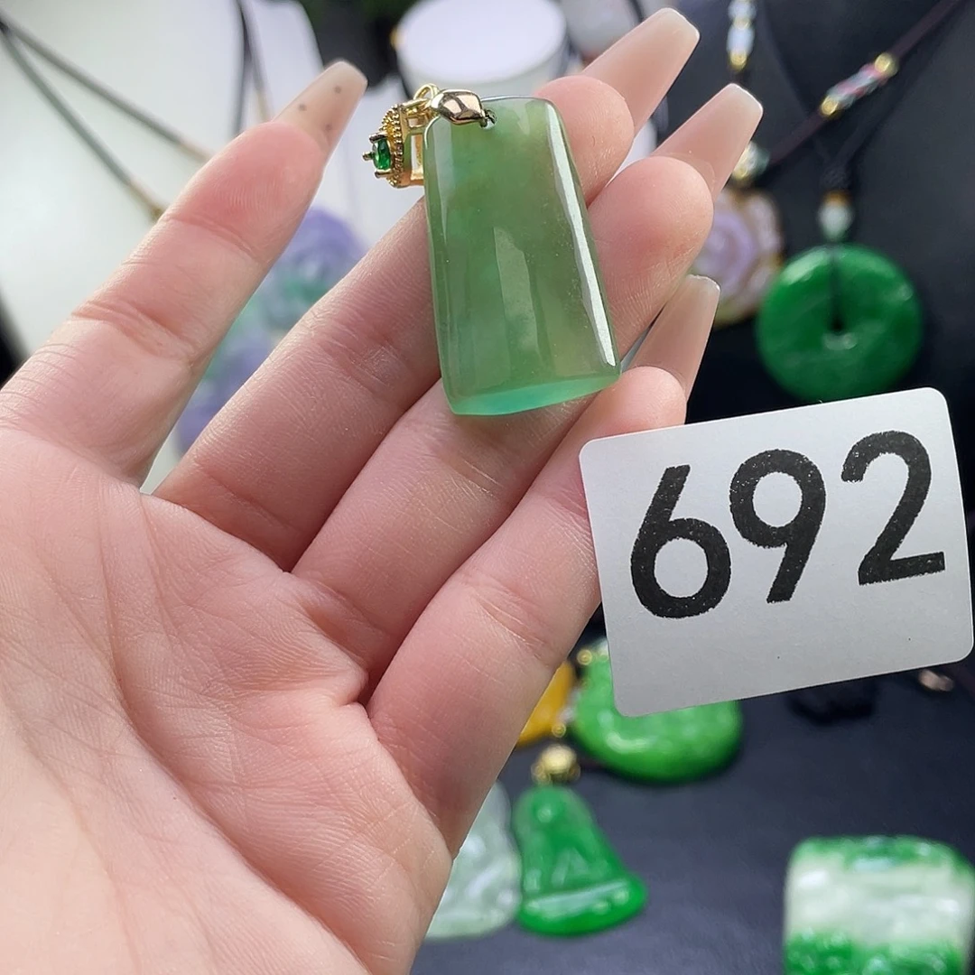 翡翠未镶嵌吊坠(赠链)