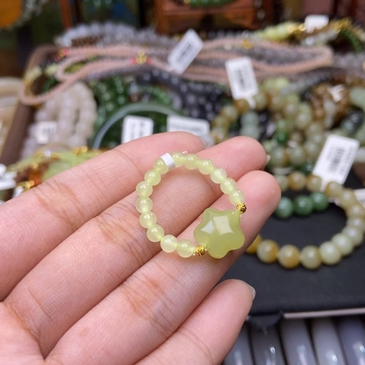 和田玉未镶嵌颈饰黄口戒指