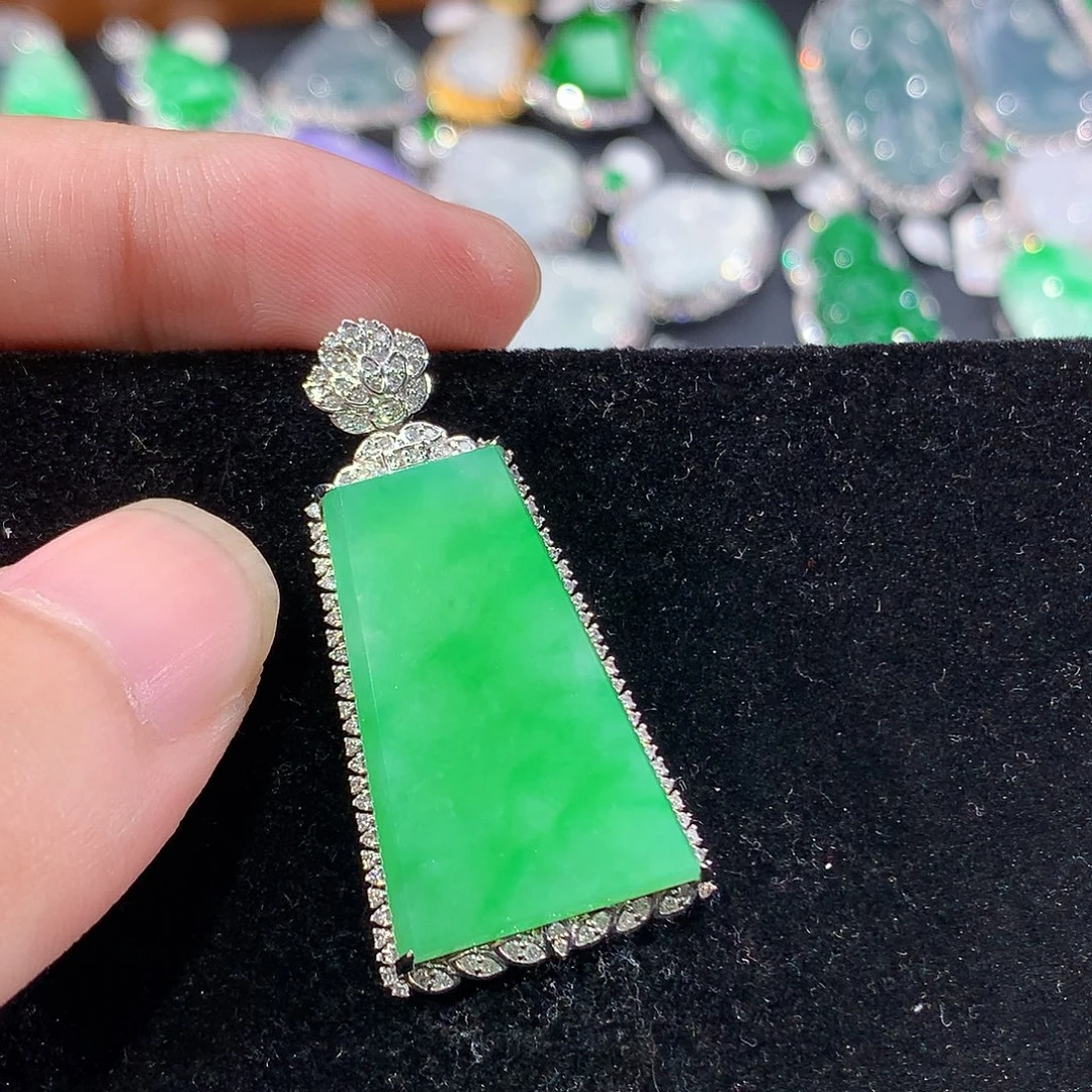 翡翠18K金镶嵌颈饰