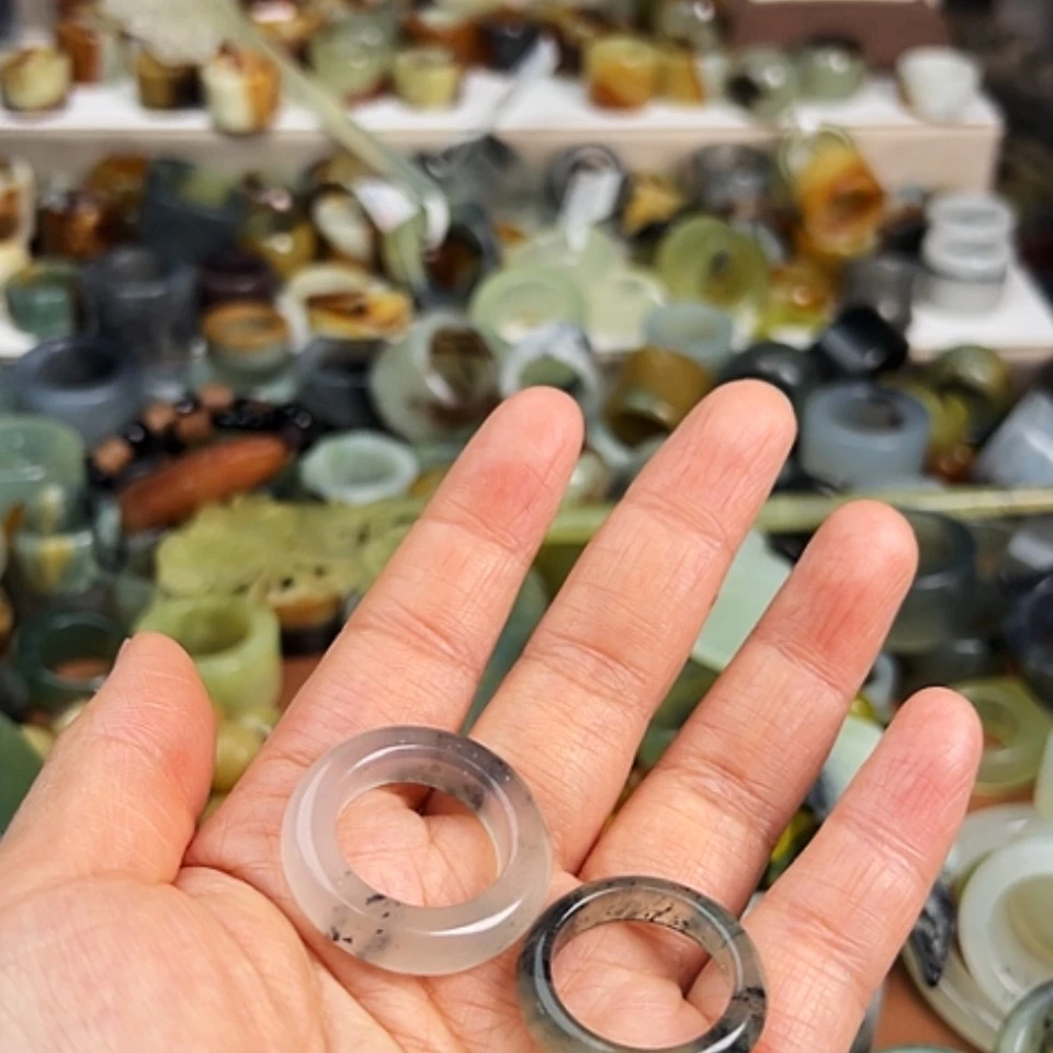 【闪购商品】蛇纹石玉合金颈饰。