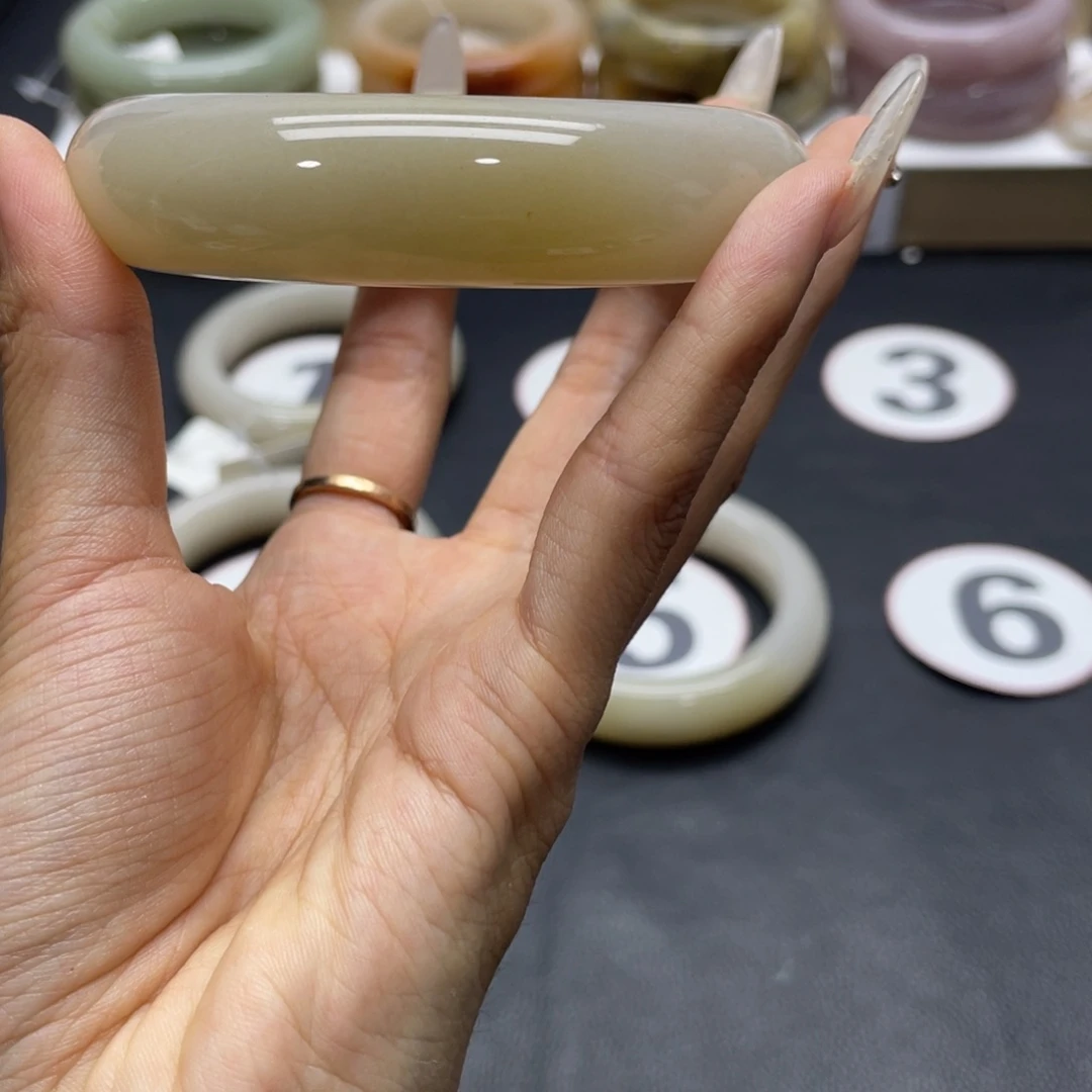 石英岩玉手镯未镶嵌贝*