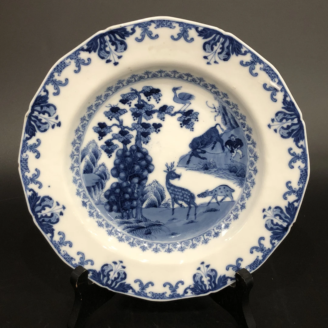 A02579 清乾隆青花鹤鹿同春牧牛纹赏盘 直径22.6cm