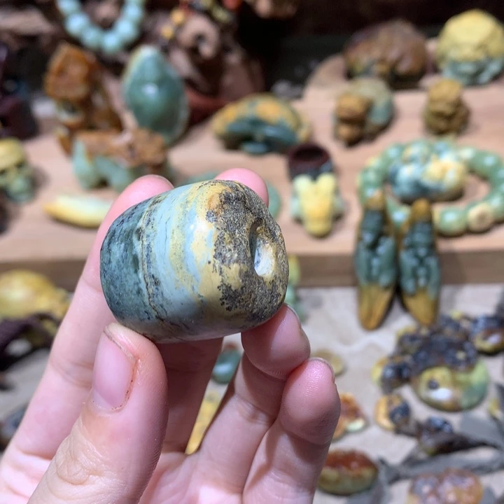 未镶嵌岫岩河磨玉（透闪石质玉）挂件