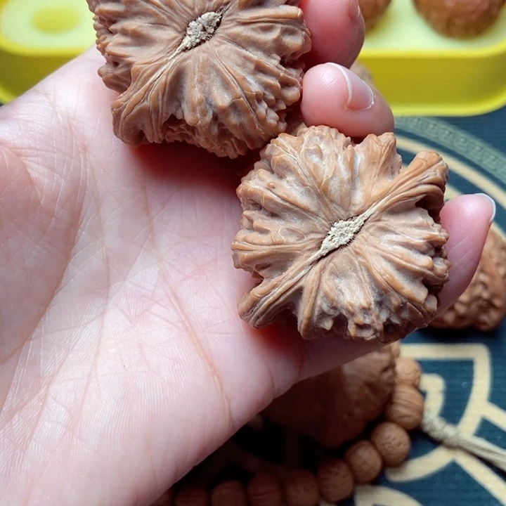 找***着文玩核桃把件三角白