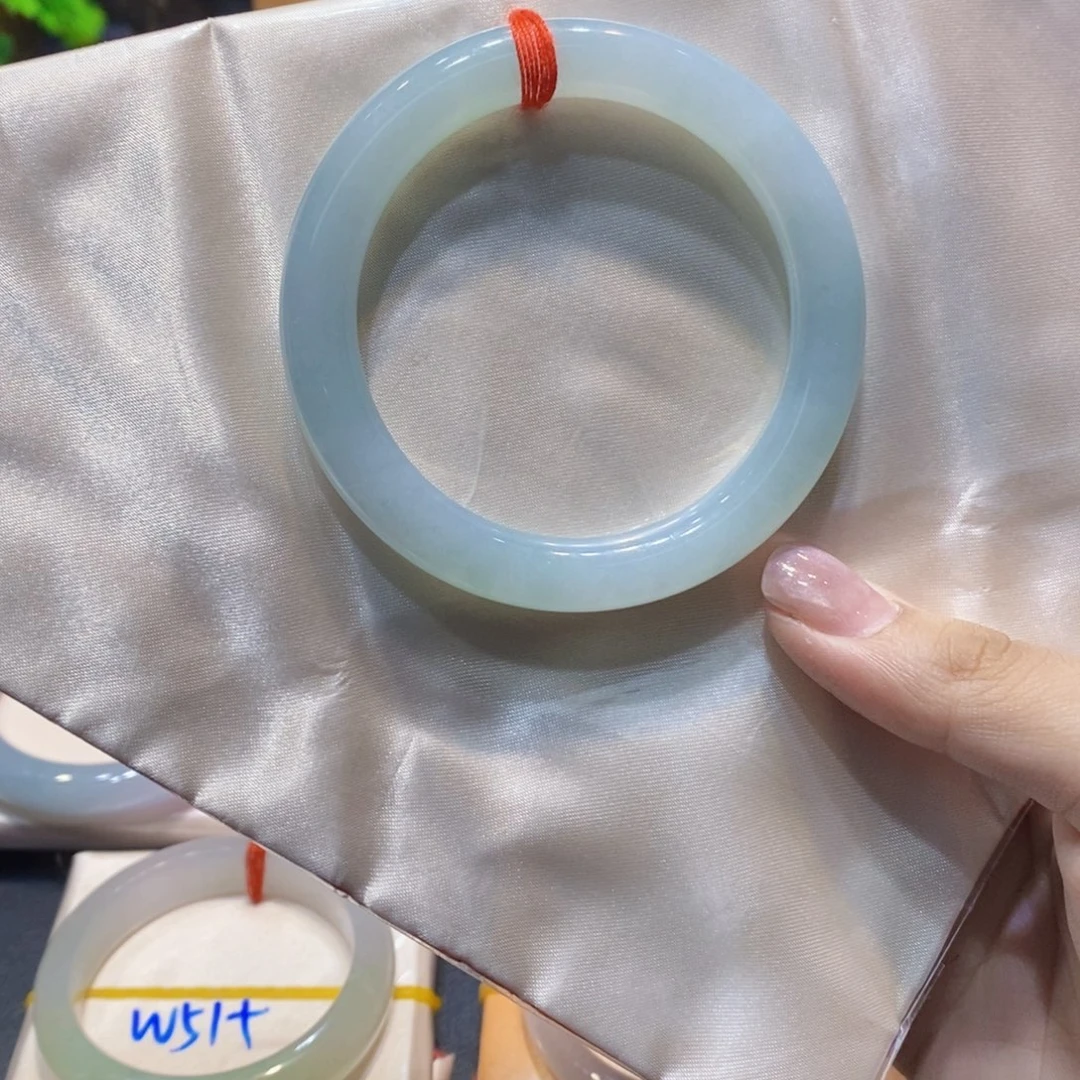 翡翠手镯未镶嵌翡翠手镯