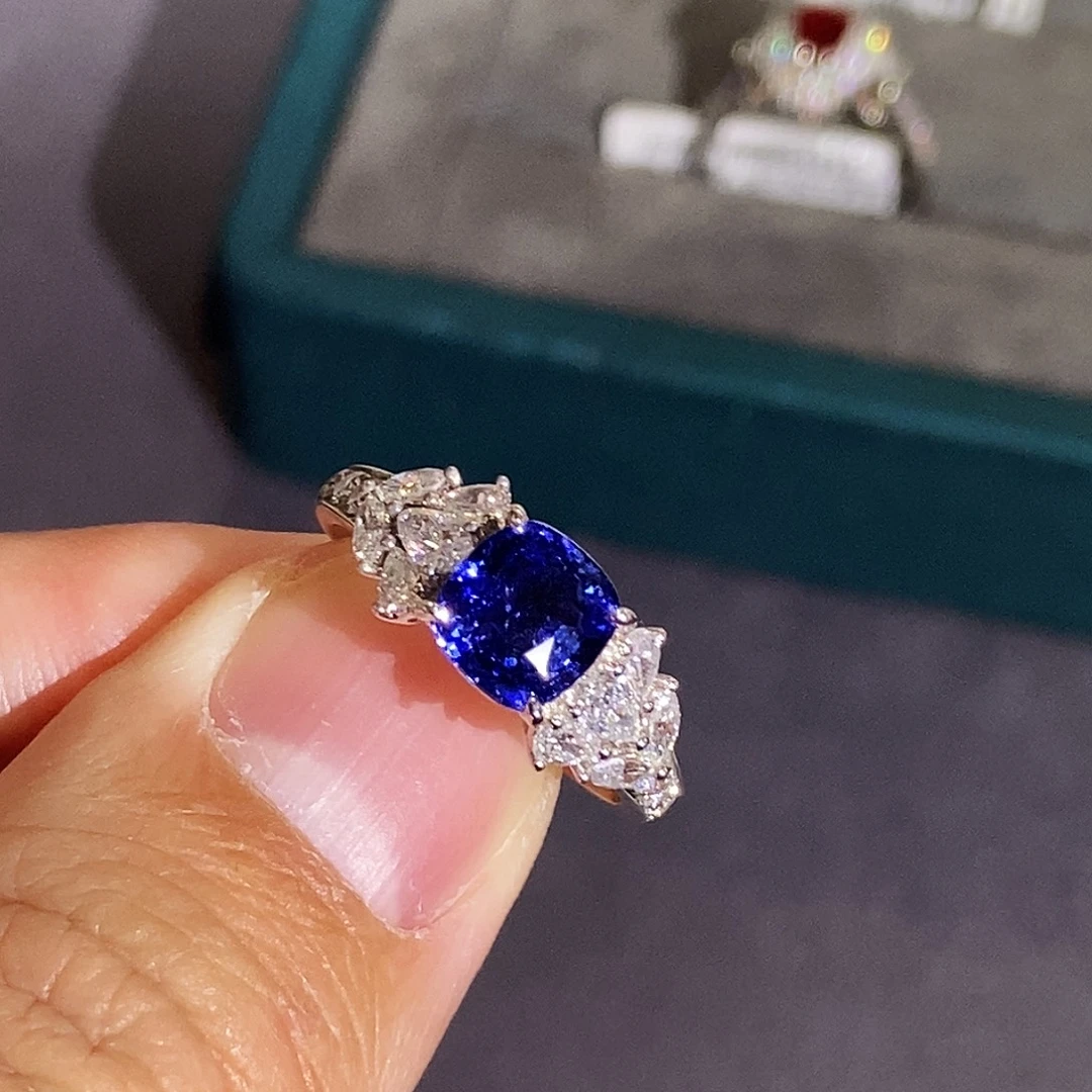 蓝宝石18K金镶嵌戒指2克拉