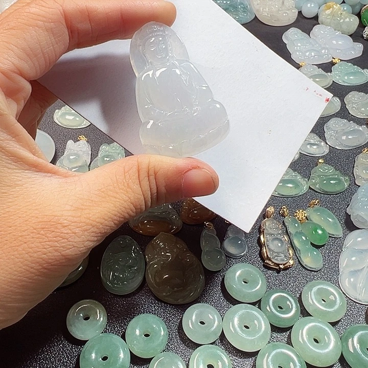 翡翠未镶嵌颈饰素衣观音