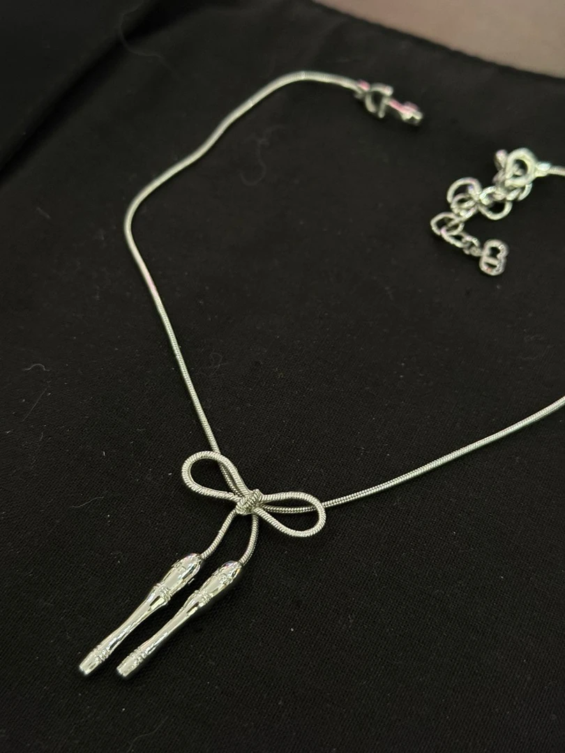 95新 DIOR/迪奥 银色蝴蝶结棒球项链18064055