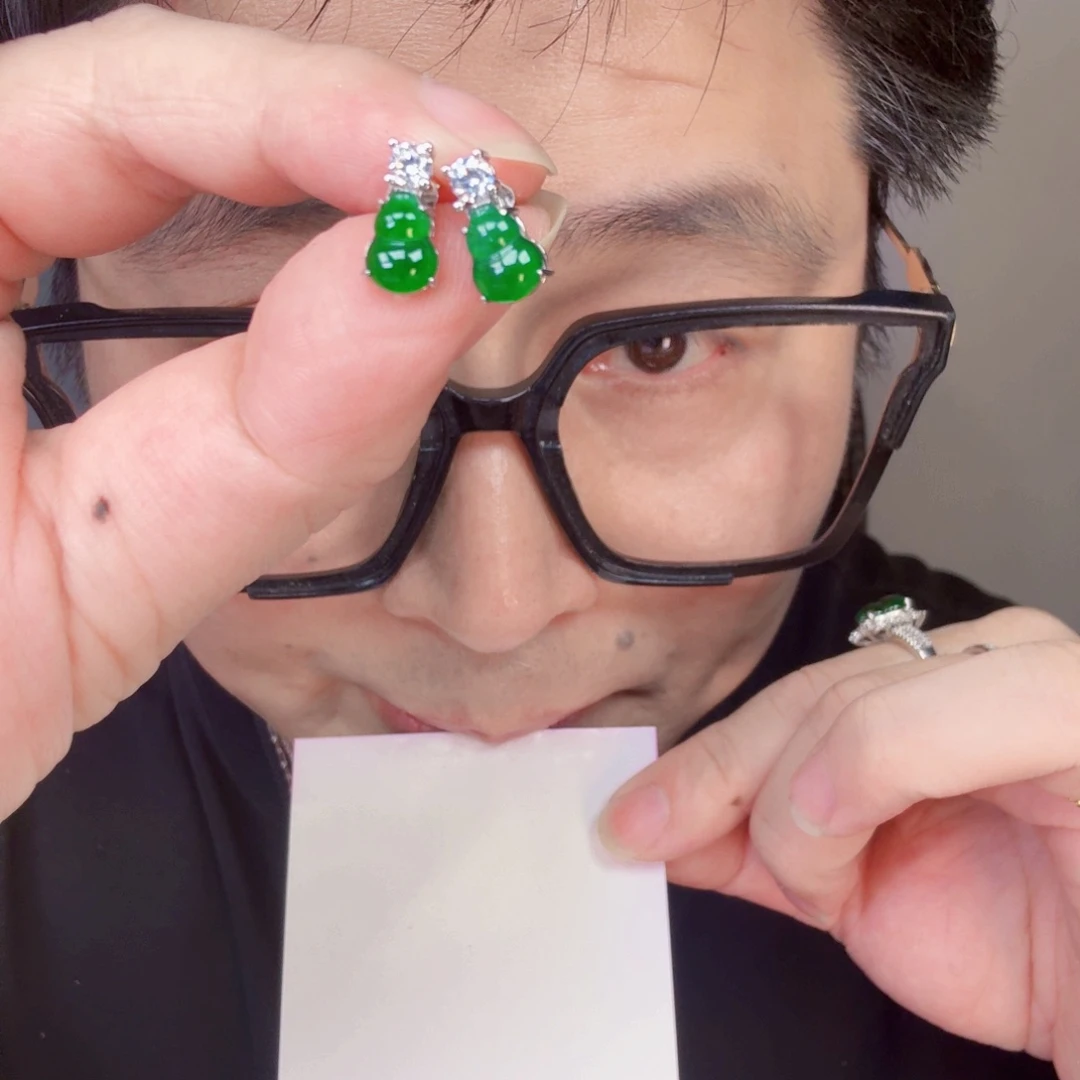 翡翠未镶嵌颈饰一对