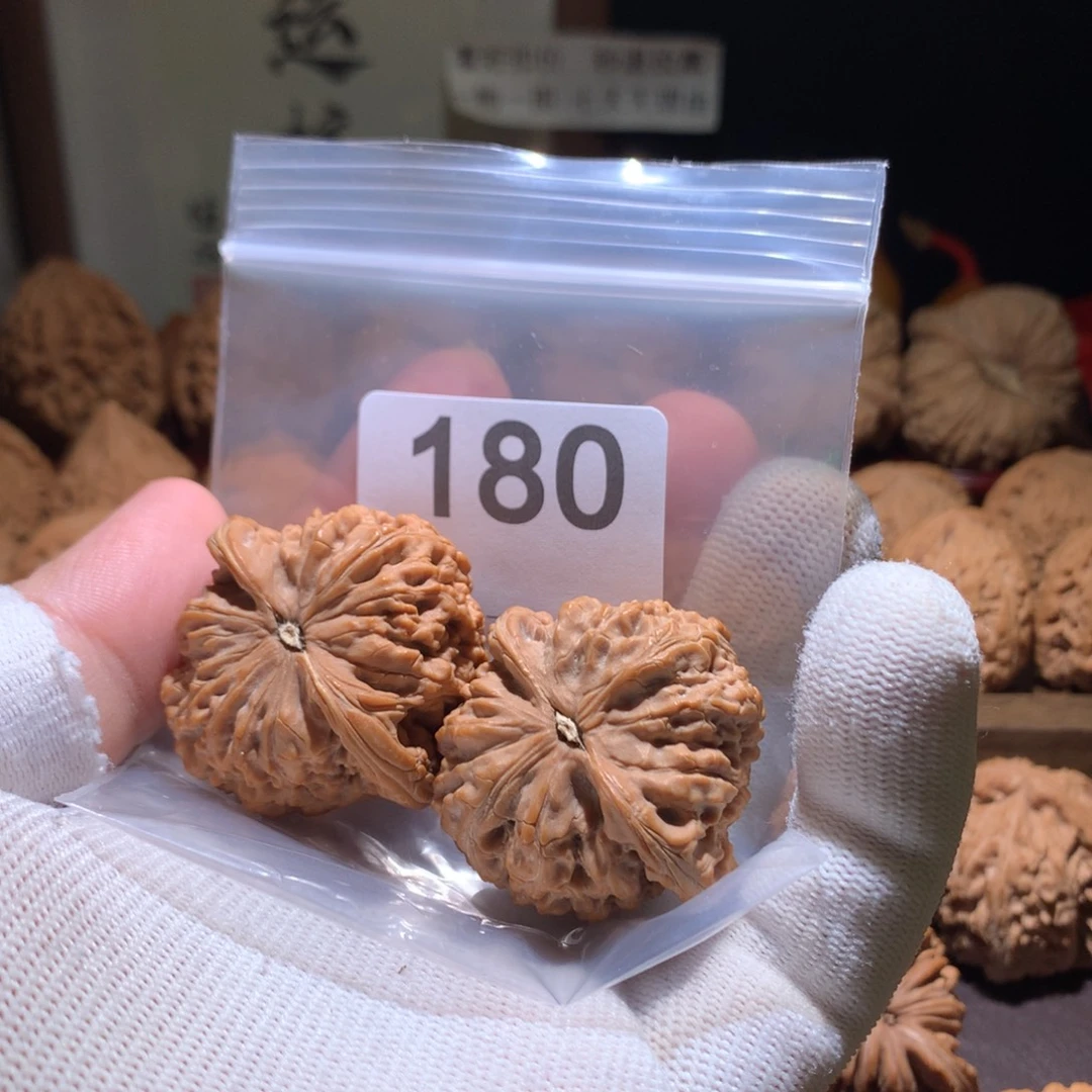 。***。桃核把件狮子头，打底影响二次销售，不退不换