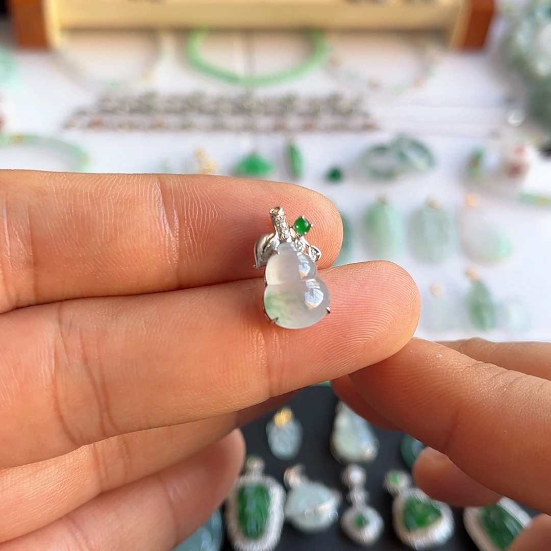 颈饰18K金镶嵌翡翠福利