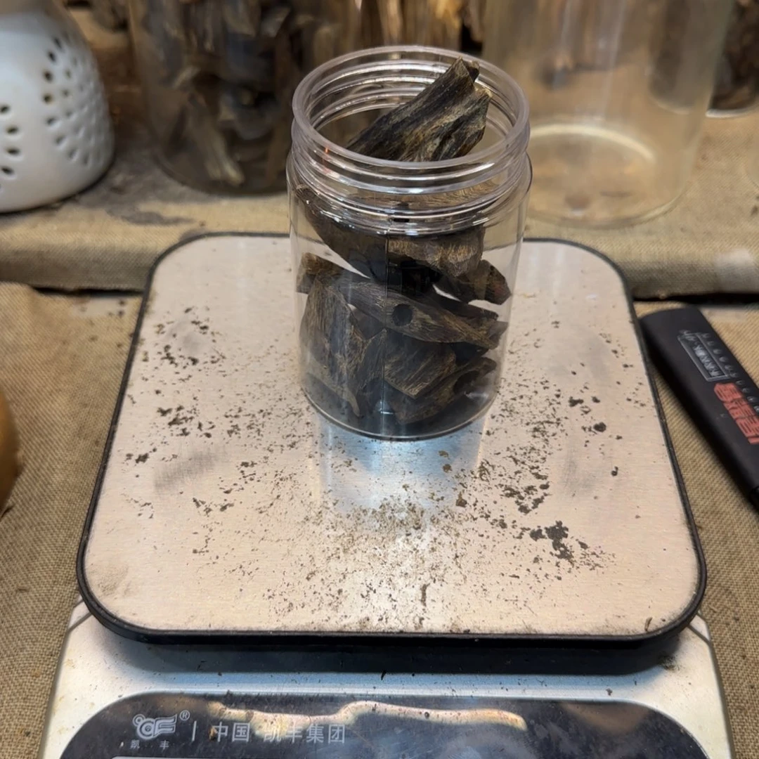 兰***馨木质蓝宝石块料30克