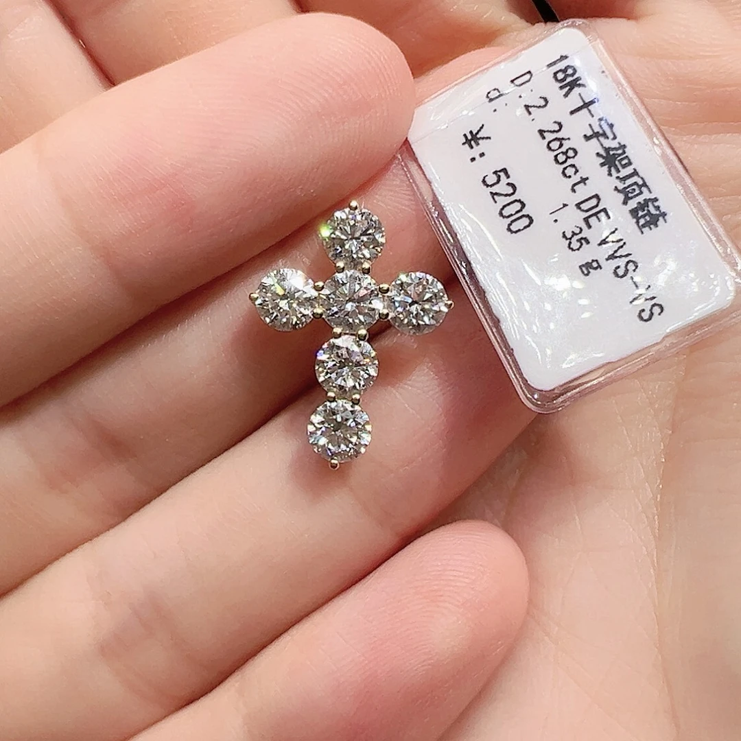 套链实验室培育钻石18K金镶嵌单颗37分，十字架k黄吊坠