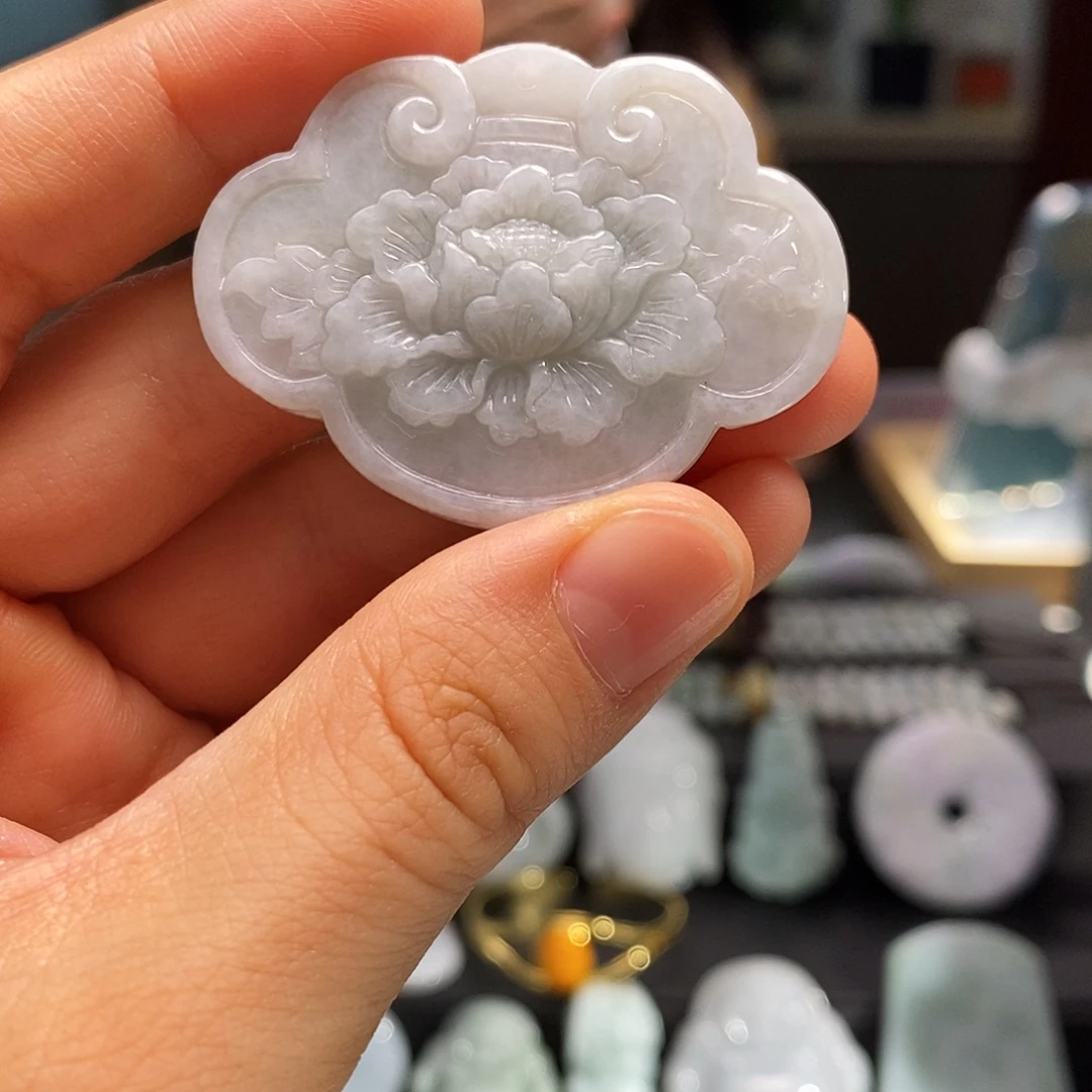 翡翠未镶嵌颈饰牡丹花