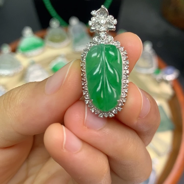 颈饰18K金镶嵌翡翠翡翠