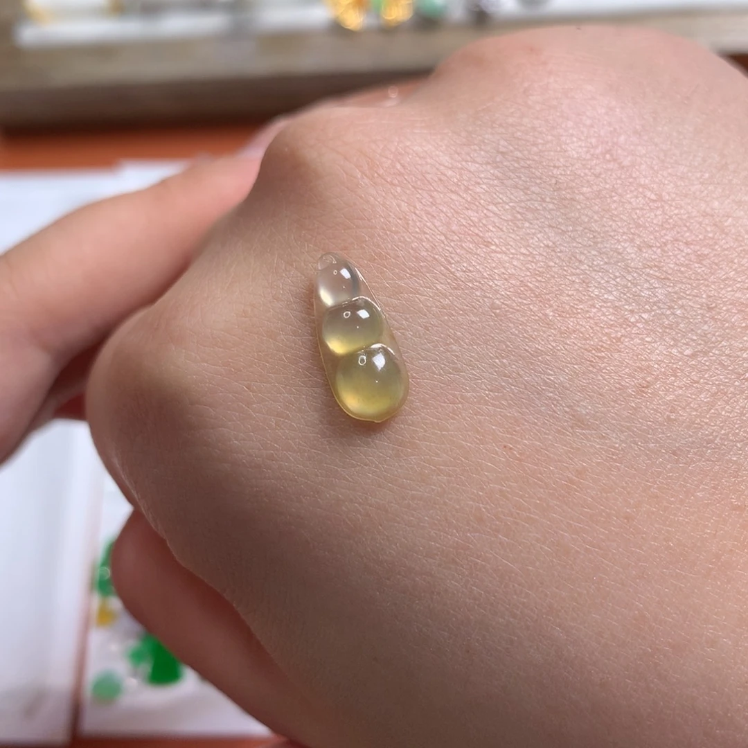 翡翠未镶嵌颈饰半山黄豆