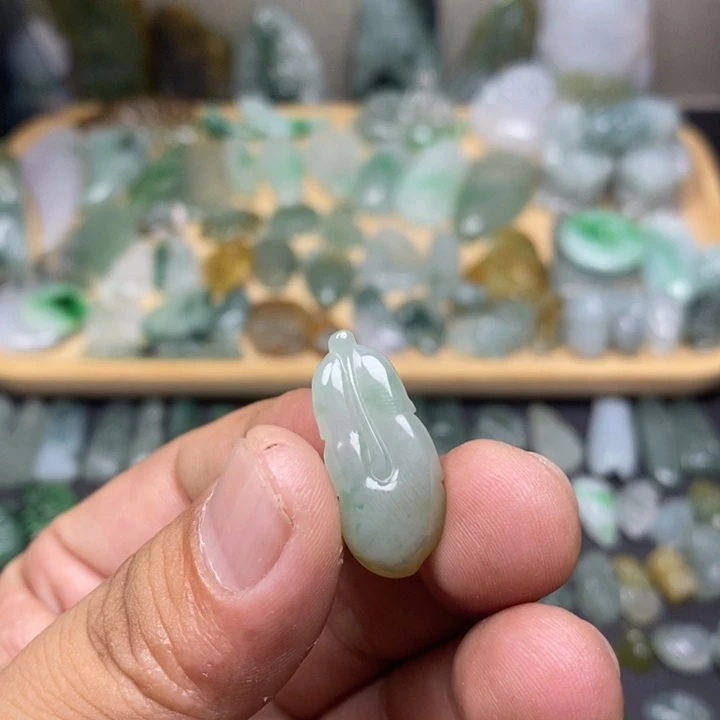 翡翠未镶嵌颈饰羽毛