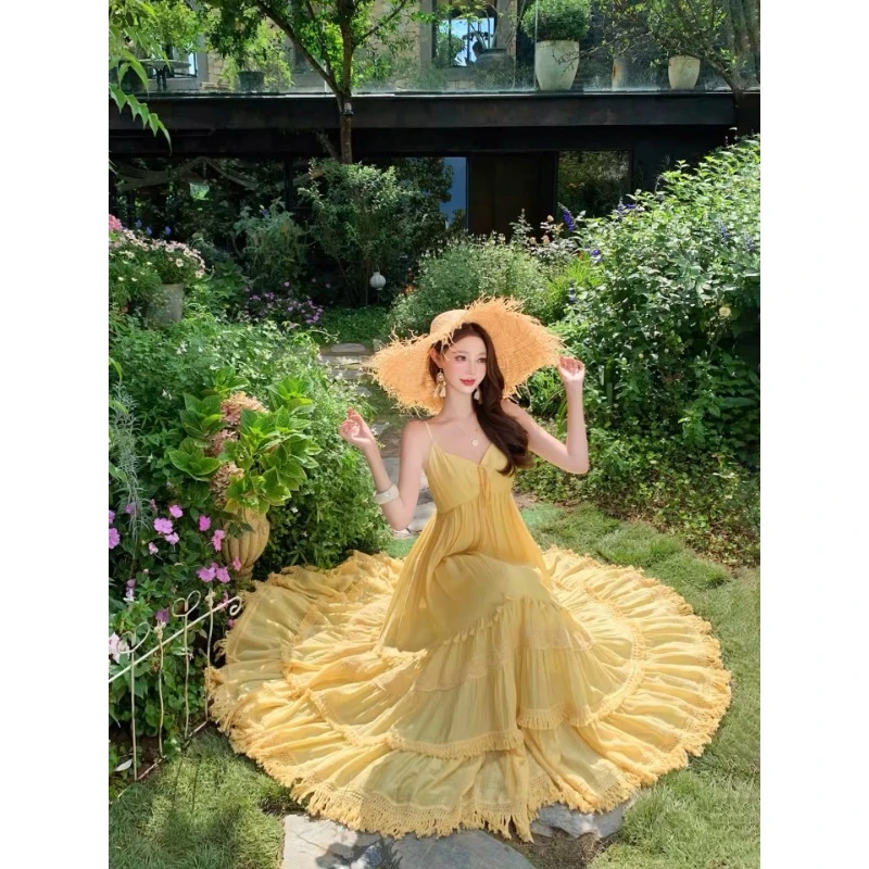 法式度假风氛围感黄色吊带连衣裙女夏季荷叶边a字高腰大裙摆长裙