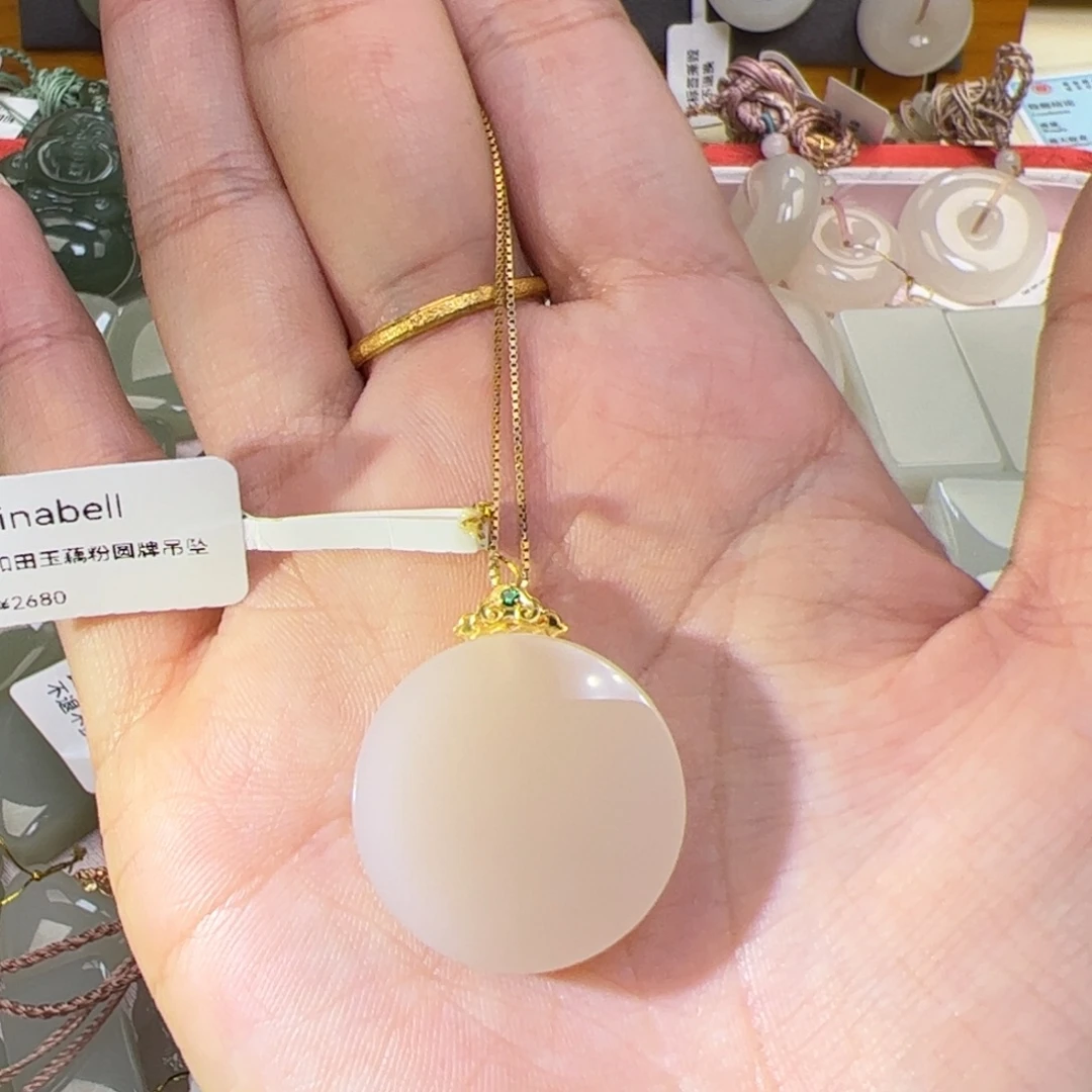 小***猪和田玉未镶嵌颈饰