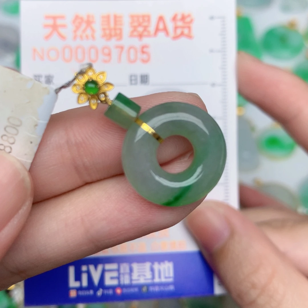 翡翠18K金镶嵌颈饰甜甜圈