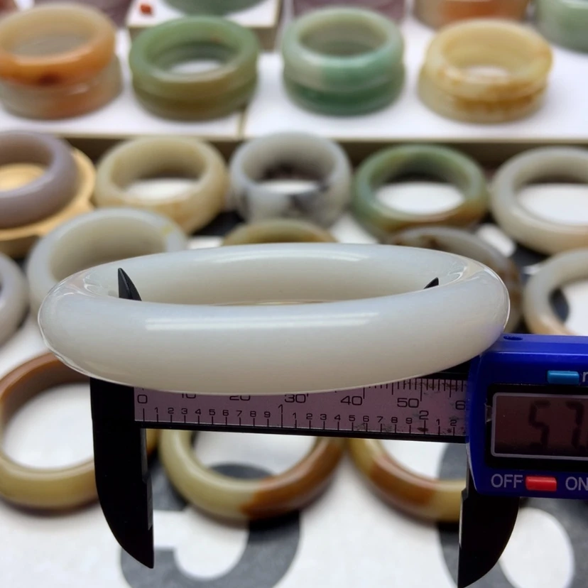 【闪购商品】未镶嵌手镯石英岩玉