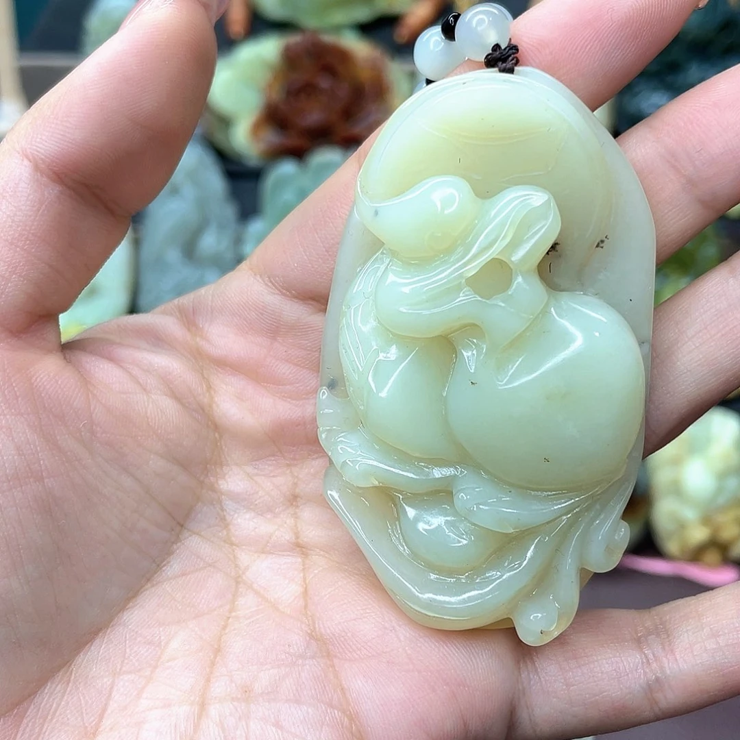 蛇纹石玉挂件未镶嵌