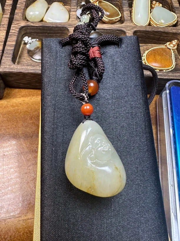 和田玉独籽雕刻小佛公24.8克