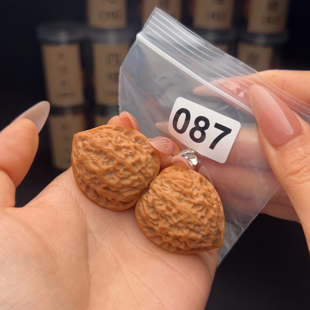 文玩核桃吊坠金牛34