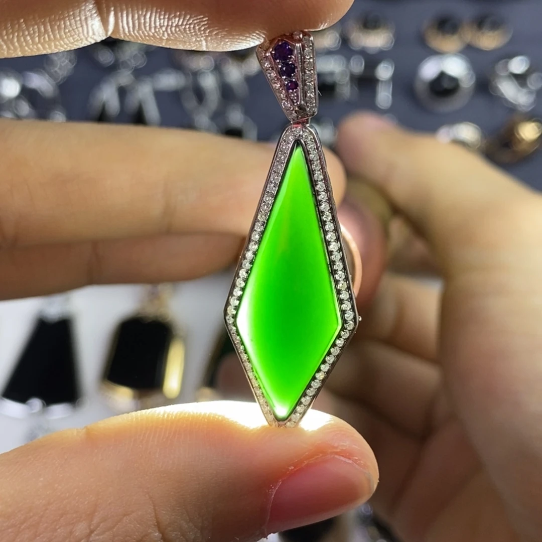 颈饰18K金镶嵌翡翠