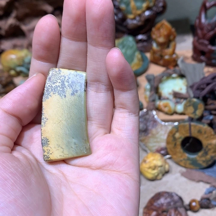 未镶嵌岫岩河磨玉（透闪石质玉）挂件