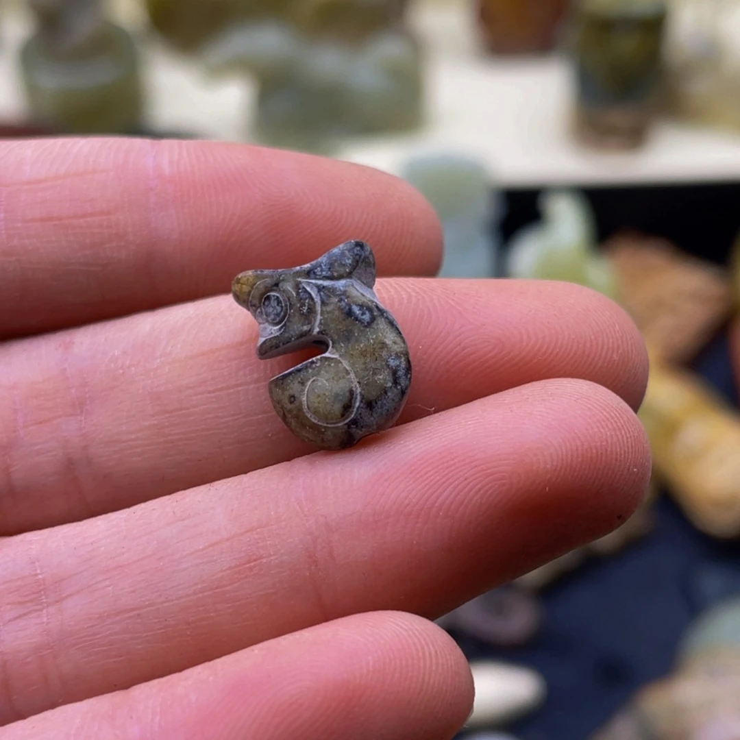 蛇纹石玉未镶嵌颈饰龍**?