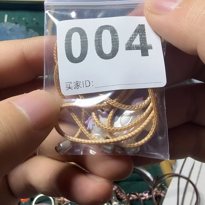 楠***n石英质玉足银镶嵌手镯