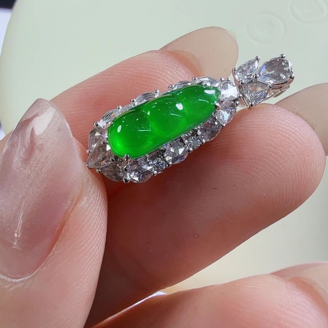 翡翠18K金镶嵌颈饰绿豆